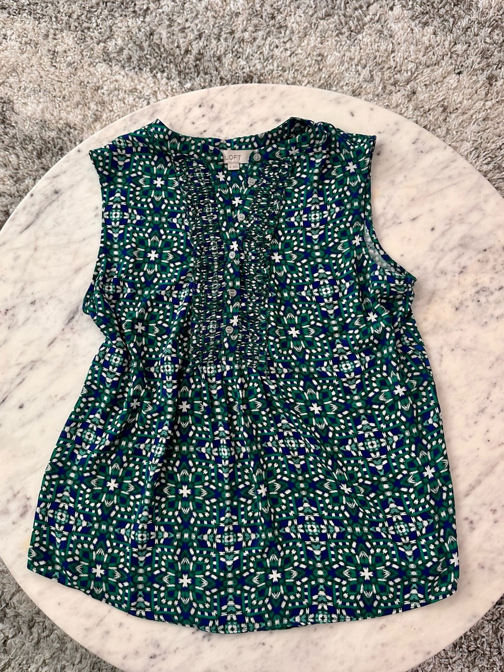 💕Loft💕 beautiful shell top